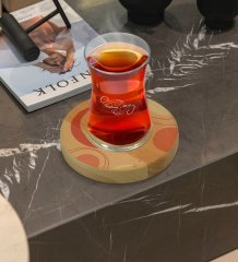 Kişiye Özel Modern Art Tasarımlı Doğal Ahşap Tabaklı Heybeli Çay Bardağı Model 13