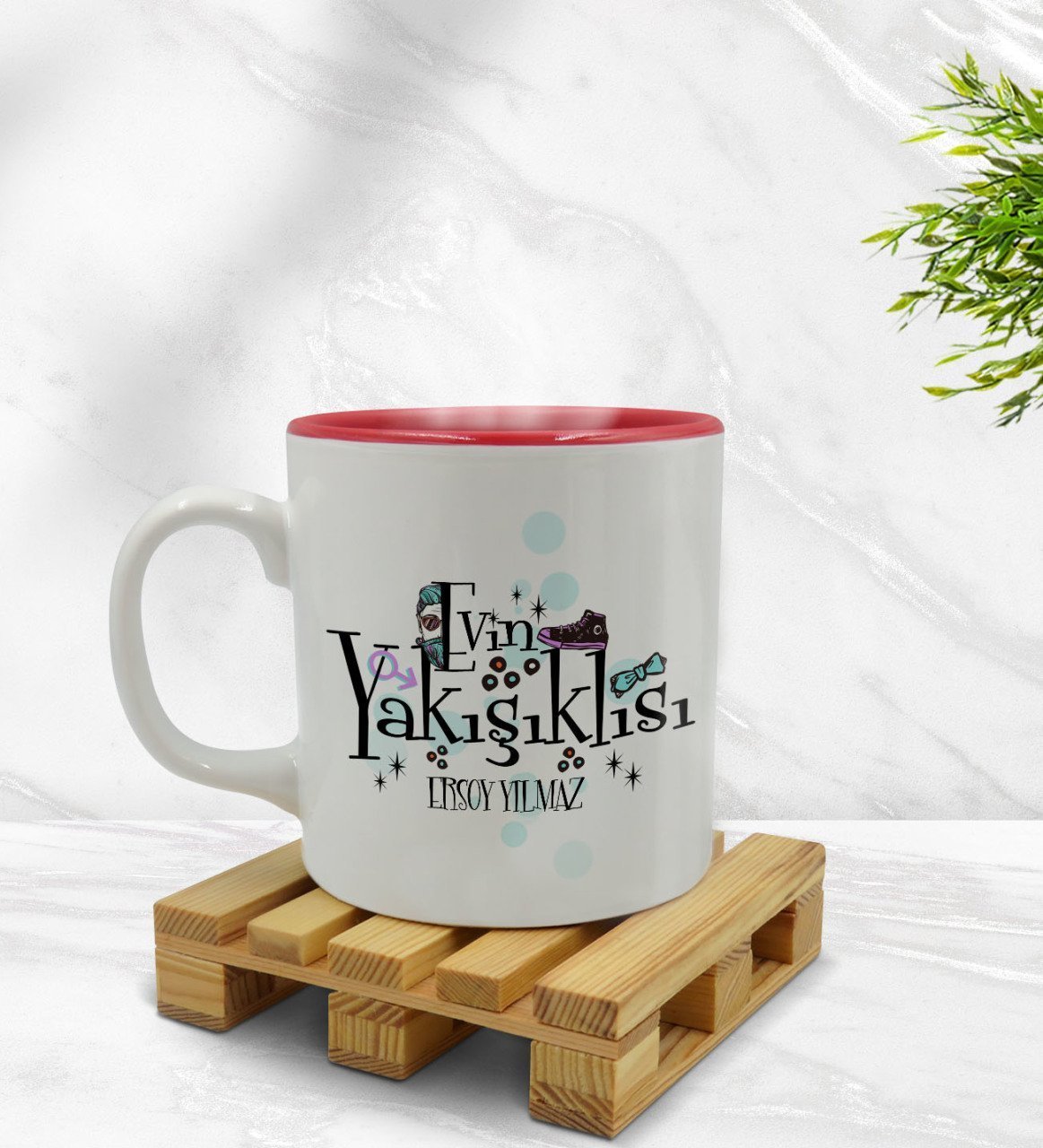Kişiye Özel Evin Yakışıklısı Tasarımlı İçi Kırmızı Renkli Kupa Bardak Model 4