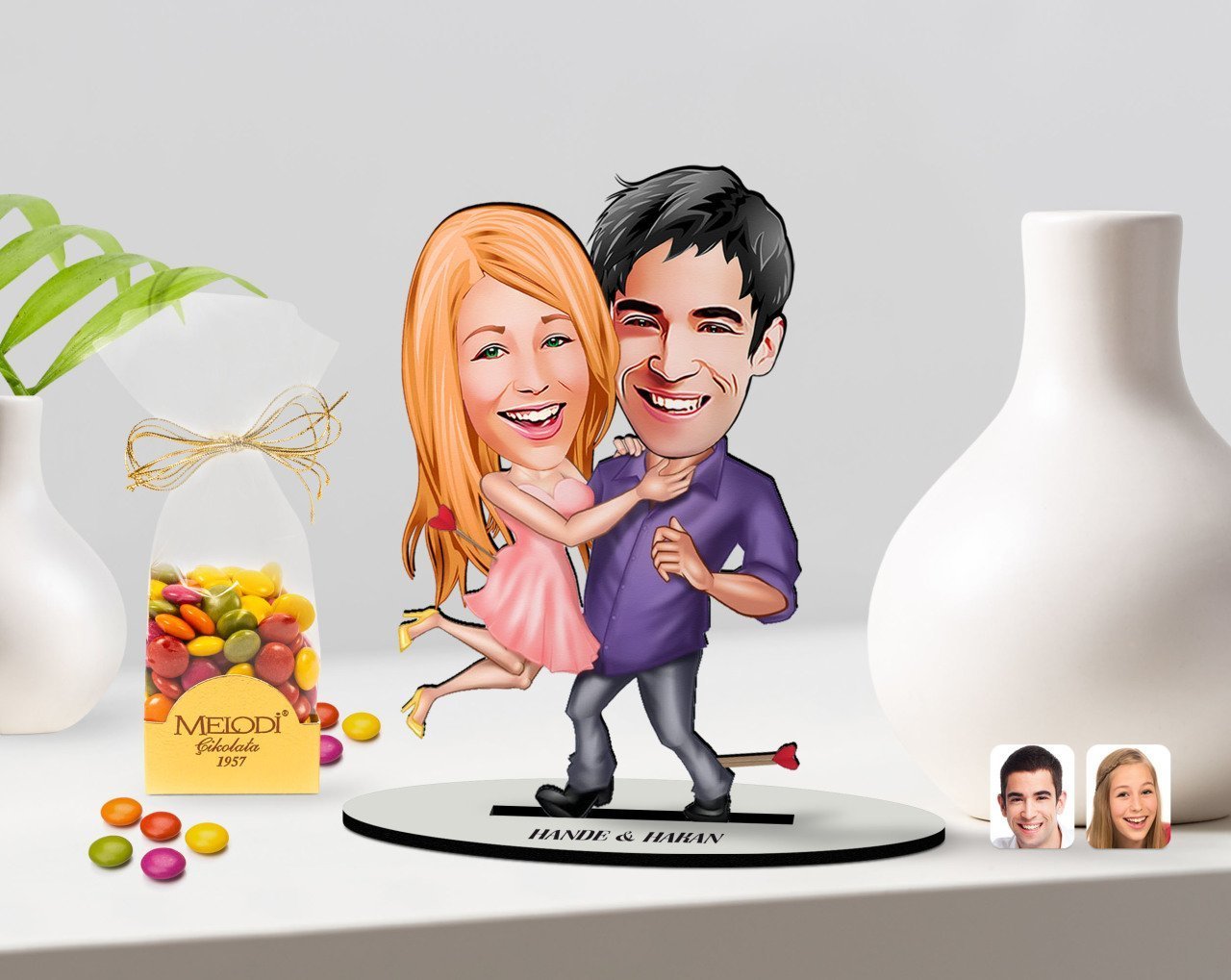 Kişiye Özel Sevgililer Karikatürlü 3D Ahşap Biblo ve Çikolatalı Renkli Bonbon Draje Hediye Seti-3