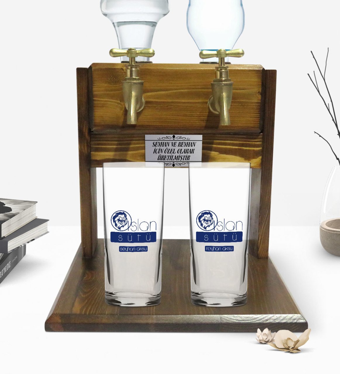 Kişiye Özel Renkli Baskılı Aslan Sütü Tasarımlı İkili Rakı Bardağı ve Çift Musluklu Doğal Ahşap Rakı Standı-2