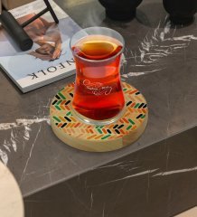 Kişiye Özel Modern Art Tasarımlı Doğal Ahşap Tabaklı Heybeli Çay Bardağı Model 2