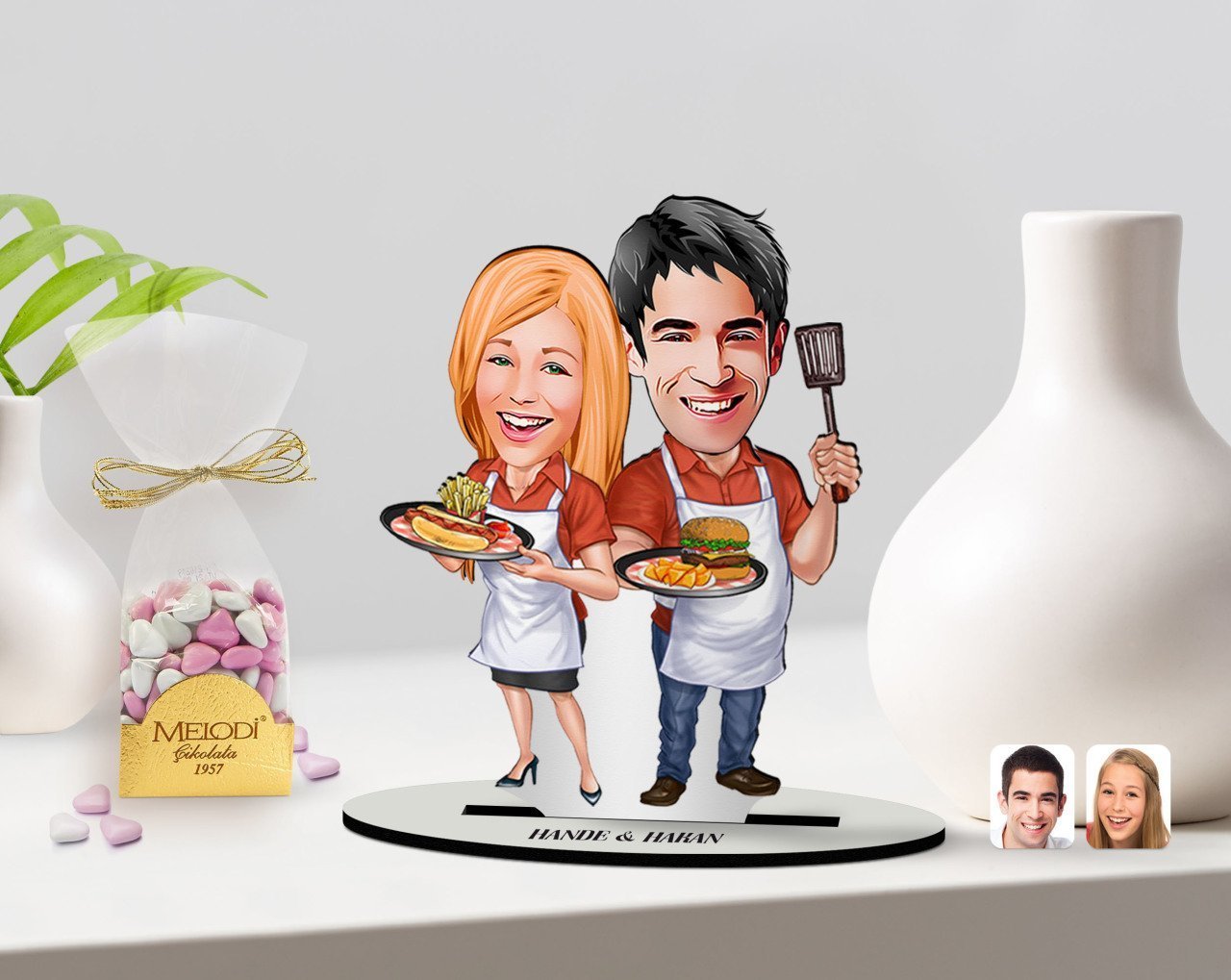 Kişiye Özel Sevgililer Karikatürlü 3D Ahşap Biblo ve Çikolatalı Kalp Bonbon Draje Hediye Seti-57