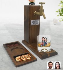 Kişiye Özel Sevgililer Karikatürlü Viski Bardağı & Musluklu Doğal Ahşap İçki Standı & Masif Ahşap Dikdörtgen Sunum Tabağı Çerezlik Hediye Seti-97