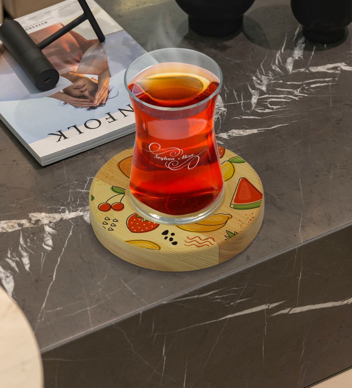 Kişiye Özel Meyveler Tasarımlı Doğal Ahşap Tabaklı Heybeli Çay Bardağı Model 2