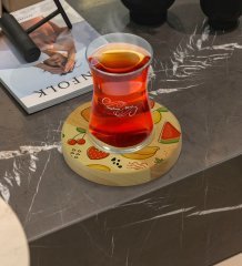 Kişiye Özel Meyveler Tasarımlı Doğal Ahşap Tabaklı Heybeli Çay Bardağı Model 2