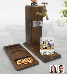 Kişiye Özel Sevgililer Karikatürlü Viski Bardağı & Musluklu Doğal Ahşap İçki Standı & Masif Ahşap Dikdörtgen Sunum Tabağı Çerezlik Hediye Seti-96