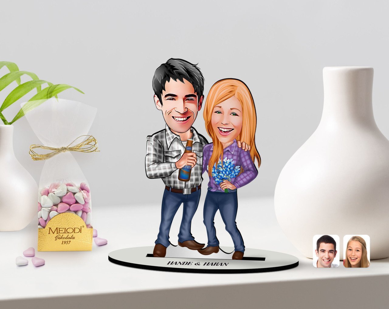 Kişiye Özel Sevgililer Karikatürlü 3D Ahşap Biblo ve Çikolatalı Kalp Bonbon Draje Hediye Seti-50