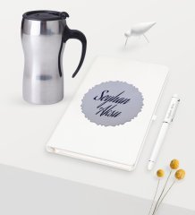 Kişiye Özel Kabartma Plakalı Beyaz Defter Kalem Silver Termos Mug Seti
