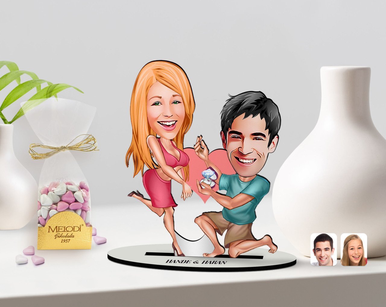 Kişiye Özel Sevgililer Karikatürlü 3D Ahşap Biblo ve Çikolatalı Kalp Bonbon Draje Hediye Seti-19