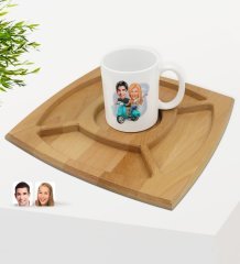 Kişiye Özel Sevgililer Karikatürlü Beyaz Kupa ve Doğal Masif Ahşap 4 Bölmeli Sunum Tabağı Çerezlik Hediye Seti-99