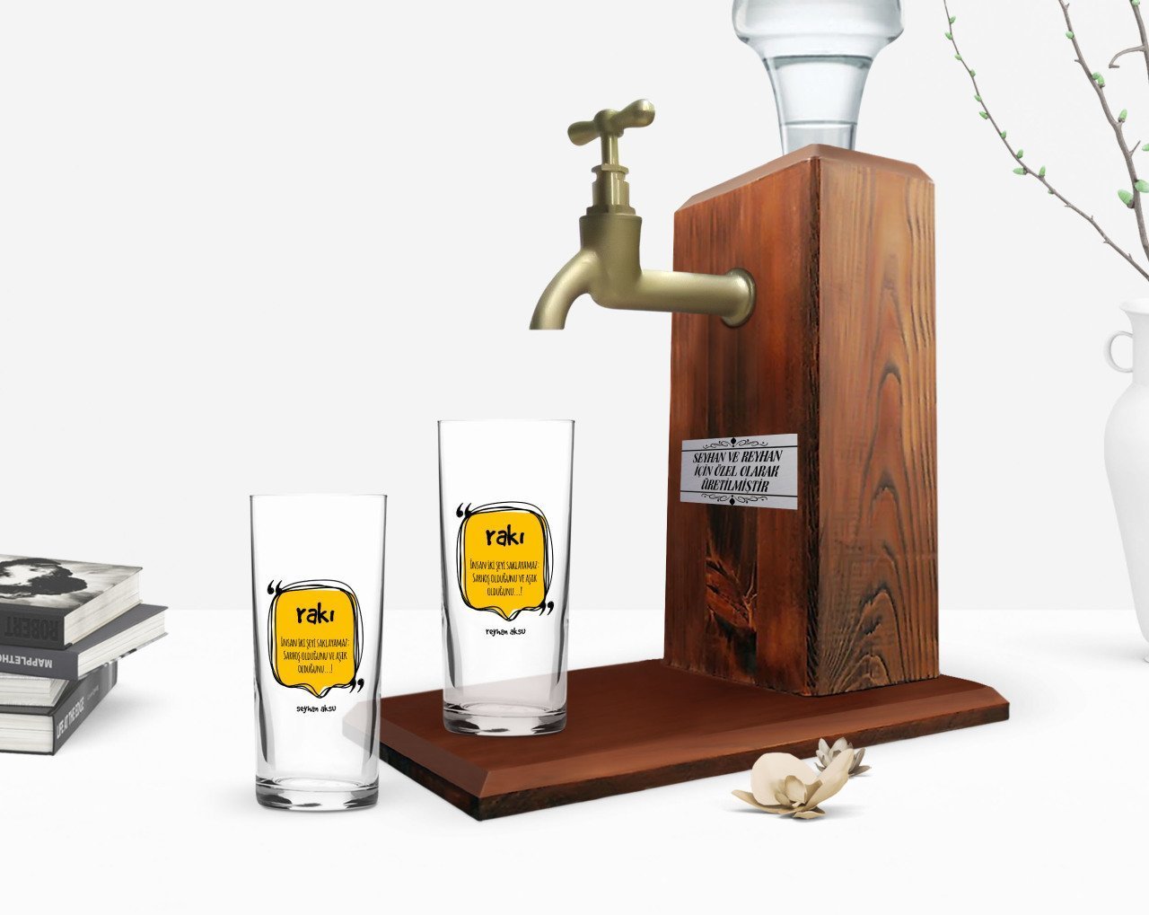 Kişiye Özel Renkli Baskılı İnsan İki Şeyi Saklayamaz Tasarımlı İkili Rakı Bardağı ve Ahşap Rakı Standı Hediye Seti-1
