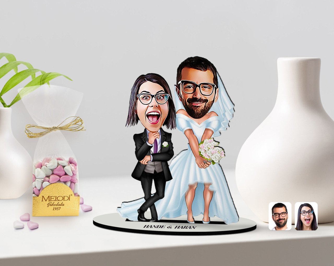 Kişiye Özel Sevgililer Karikatürlü 3D Ahşap Biblo ve Çikolatalı Kalp Bonbon Draje Hediye Seti-16