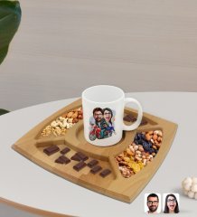 Kişiye Özel Sevgililer Karikatürlü Beyaz Kupa ve Doğal Masif Ahşap 4 Bölmeli Sunum Tabağı Çerezlik Hediye Seti-97