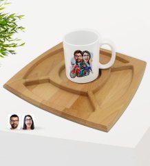 Kişiye Özel Sevgililer Karikatürlü Beyaz Kupa ve Doğal Masif Ahşap 4 Bölmeli Sunum Tabağı Çerezlik Hediye Seti-97