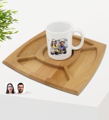 Kişiye Özel Sevgililer Karikatürlü Beyaz Kupa ve Doğal Masif Ahşap 4 Bölmeli Sunum Tabağı Çerezlik Hediye Seti-96