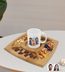 Kişiye Özel Sevgililer Karikatürlü Beyaz Kupa ve Doğal Masif Ahşap 4 Bölmeli Sunum Tabağı Çerezlik Hediye Seti-95