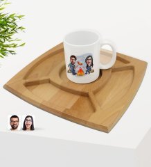 Kişiye Özel Sevgililer Karikatürlü Beyaz Kupa ve Doğal Masif Ahşap 4 Bölmeli Sunum Tabağı Çerezlik Hediye Seti-95