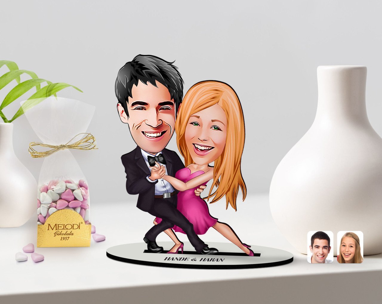 Kişiye Özel Sevgililer Karikatürlü 3D Ahşap Biblo ve Çikolatalı Kalp Bonbon Draje Hediye Seti-13