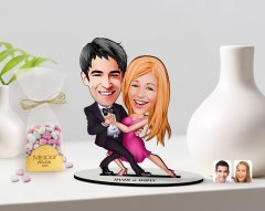 Kişiye Özel Sevgililer Karikatürlü 3D Ahşap Biblo ve Çikolatalı Kalp Bonbon Draje Hediye Seti-13