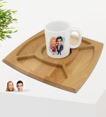Kişiye Özel Sevgililer Karikatürlü Beyaz Kupa ve Doğal Masif Ahşap 4 Bölmeli Sunum Tabağı Çerezlik Hediye Seti-94