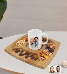 Kişiye Özel Sevgililer Karikatürlü Beyaz Kupa ve Doğal Masif Ahşap 4 Bölmeli Sunum Tabağı Çerezlik Hediye Seti-93