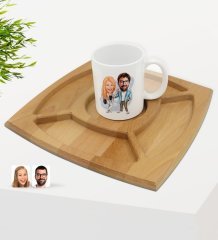 Kişiye Özel Sevgililer Karikatürlü Beyaz Kupa ve Doğal Masif Ahşap 4 Bölmeli Sunum Tabağı Çerezlik Hediye Seti-93