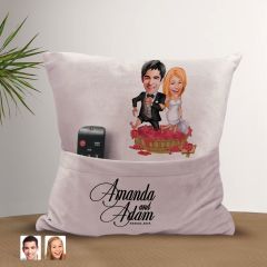 BK Gift Kişiye Özel Evleniyoruz Karikatür Tasarımlı Organizer Kumanda ve Atıştırmalık Cepli Pembe Kırlent Yastık-10 Arkadaşa Hediye, Cepli Yastık