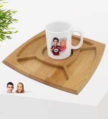 Kişiye Özel Sevgililer Karikatürlü Beyaz Kupa ve Doğal Masif Ahşap 4 Bölmeli Sunum Tabağı Çerezlik Hediye Seti-91