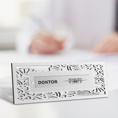 Kişiye Özel Mesleki Doktor Ahşap Masa İsimliği (Model L4)