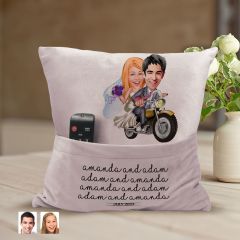 BK Gift Kişiye Özel Evleniyoruz Karikatür Tasarımlı Organizer Kumanda ve Atıştırmalık Cepli Pembe Kırlent Yastık-8 Arkadaşa Hediye, Cepli Yastık