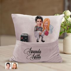 BK Gift Kişiye Özel Evleniyoruz Karikatür Tasarımlı Organizer Kumanda ve Atıştırmalık Cepli Pembe Kırlent Yastık-7 Arkadaşa Hediye, Cepli Yastık