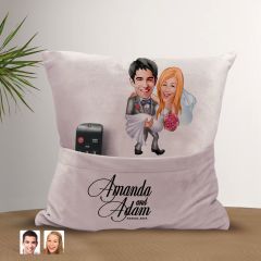 BK Gift Kişiye Özel Evleniyoruz Karikatür Tasarımlı Organizer Kumanda ve Atıştırmalık Cepli Pembe Kırlent Yastık-7 Arkadaşa Hediye, Cepli Yastık