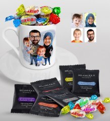 Kişiye Özel Tesettürlü Aile Karikatürlü Türk Kahvesi Fincanı Selamlique Karışık Türk Kahvesi ve Haribo Şeker Hediye Seti-3