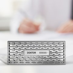 Kişiye Özel Mesleki Doktor Ahşap Masa İsimliği (Model K10)