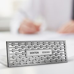 Kişiye Özel Mesleki Doktor Ahşap Masa İsimliği (Model K10)