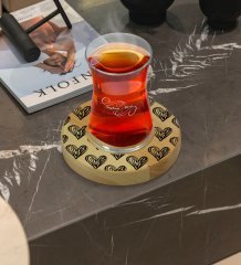 Kişiye Özel Kalpler Tasarımlı Doğal Ahşap Tabaklı Heybeli Çay Bardağı Model 1