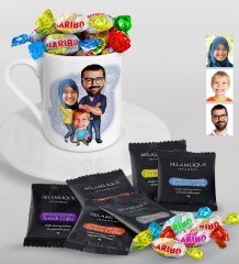 Kişiye Özel Tesettürlü Aile Karikatürlü Türk Kahvesi Fincanı Selamlique Karışık Türk Kahvesi ve Haribo Şeker Hediye Seti-1