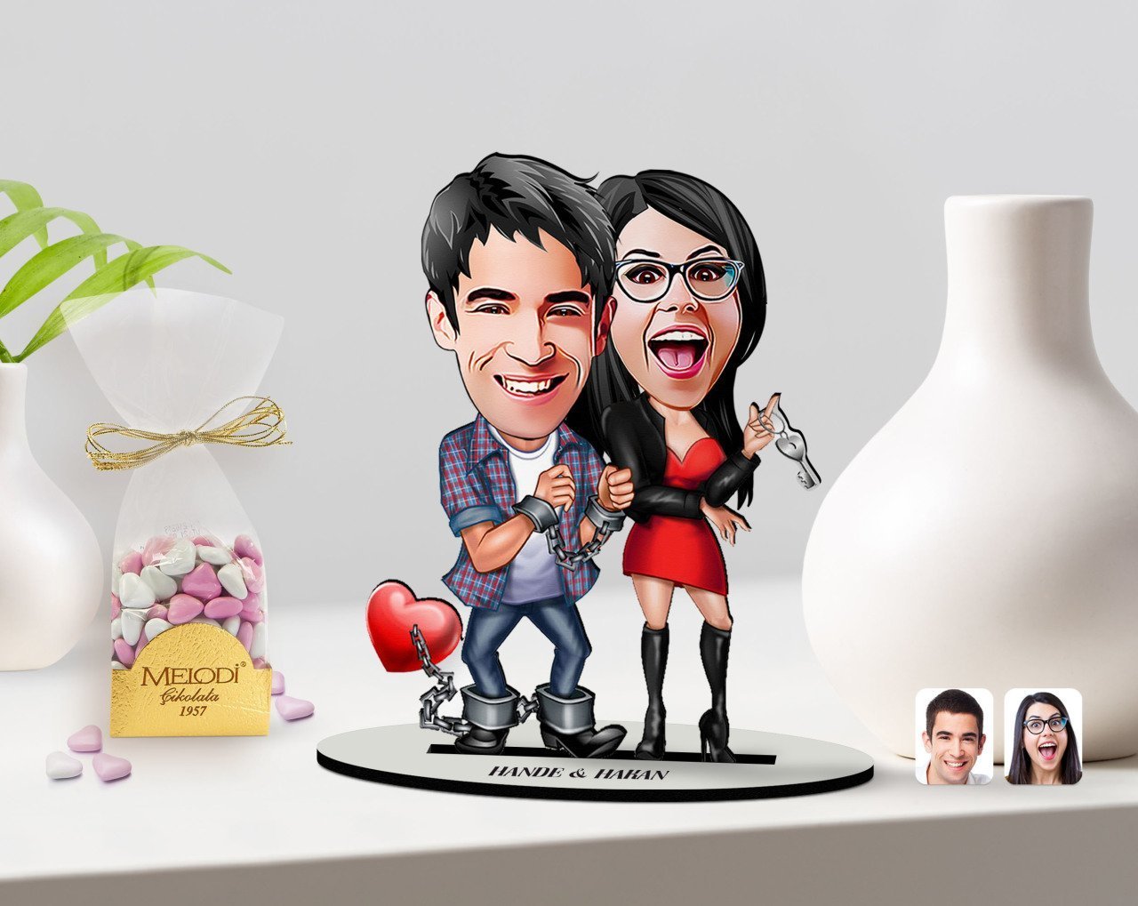 Kişiye Özel Sevgililer Karikatürlü 3D Ahşap Biblo ve Çikolatalı Kalp Bonbon Draje Hediye Seti-1