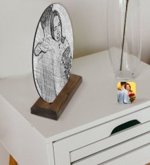 Kişiye Özel Karakalem Tasarımlı Yuvarlak Ahşap Biblo