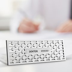 Kişiye Özel Mesleki Doktor Ahşap Masa İsimliği (Model K4)