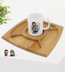 Kişiye Özel Sevgililer Karikatürlü Beyaz Kupa ve Doğal Masif Ahşap 4 Bölmeli Sunum Tabağı Çerezlik Hediye Seti-59