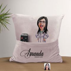 BK Gift Kişiye Özel Doktor Karikatür Tasarımlı Organizer Kumanda ve Atıştırmalık Cepli Pembe Kırlent Yastık-1 Arkadaşa Hediye, Cepli Yastık