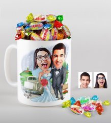 Kişiye Özel Evleniyoruz Karikatürlü Kupa ve Haribo Şeker Hediye Seti-1