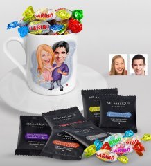 Kişiye Özel Sevgililer Karikatürlü Türk Kahvesi Fincanı Selamlique Karışık Türk Kahvesi ve Haribo Şeker Hediye Seti-3