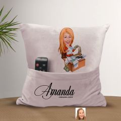 BK Gift Kişiye Özel Anne Karikatür Tasarımlı Organizer Kumanda ve Atıştırmalık Cepli Pembe Kırlent Yastık-6 Arkadaşa Hediye, Cepli Yastık