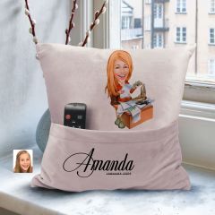 BK Gift Kişiye Özel Anne Karikatür Tasarımlı Organizer Kumanda ve Atıştırmalık Cepli Pembe Kırlent Yastık-6 Arkadaşa Hediye, Cepli Yastık