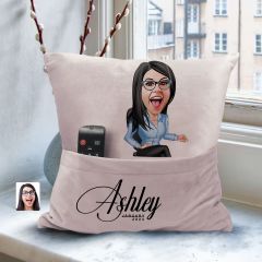 BK Gift Kişiye Özel Anne Karikatür Tasarımlı Organizer Kumanda ve Atıştırmalık Cepli Pembe Kırlent Yastık-5 Arkadaşa Hediye, Cepli Yastık