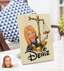Kişiye Özel İsimli Kadın Avukat Karikatürlü Dekoratif Ahşap Çerçeve Model 4