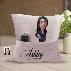 BK Gift Kişiye Özel Anne Karikatür Tasarımlı Organizer Kumanda ve Atıştırmalık Cepli Pembe Kırlent Yastık-4 Arkadaşa Hediye, Cepli Yastık