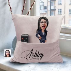 BK Gift Kişiye Özel Anne Karikatür Tasarımlı Organizer Kumanda ve Atıştırmalık Cepli Pembe Kırlent Yastık-4 Arkadaşa Hediye, Cepli Yastık